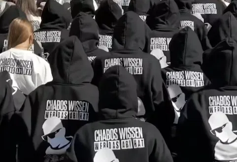Schwarze Abschlusspullis mit dem Motto Chabos wissen wer das Abi hat