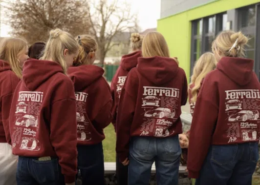 Dunkelrote Abschlusspullis mit dem Motto Ferrabi