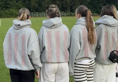 Graue Abschlusspullis mit Namensliste des Jahrgangs