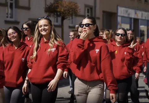 Abschlusspullis in Rot mit gesticktem Schul-Logo